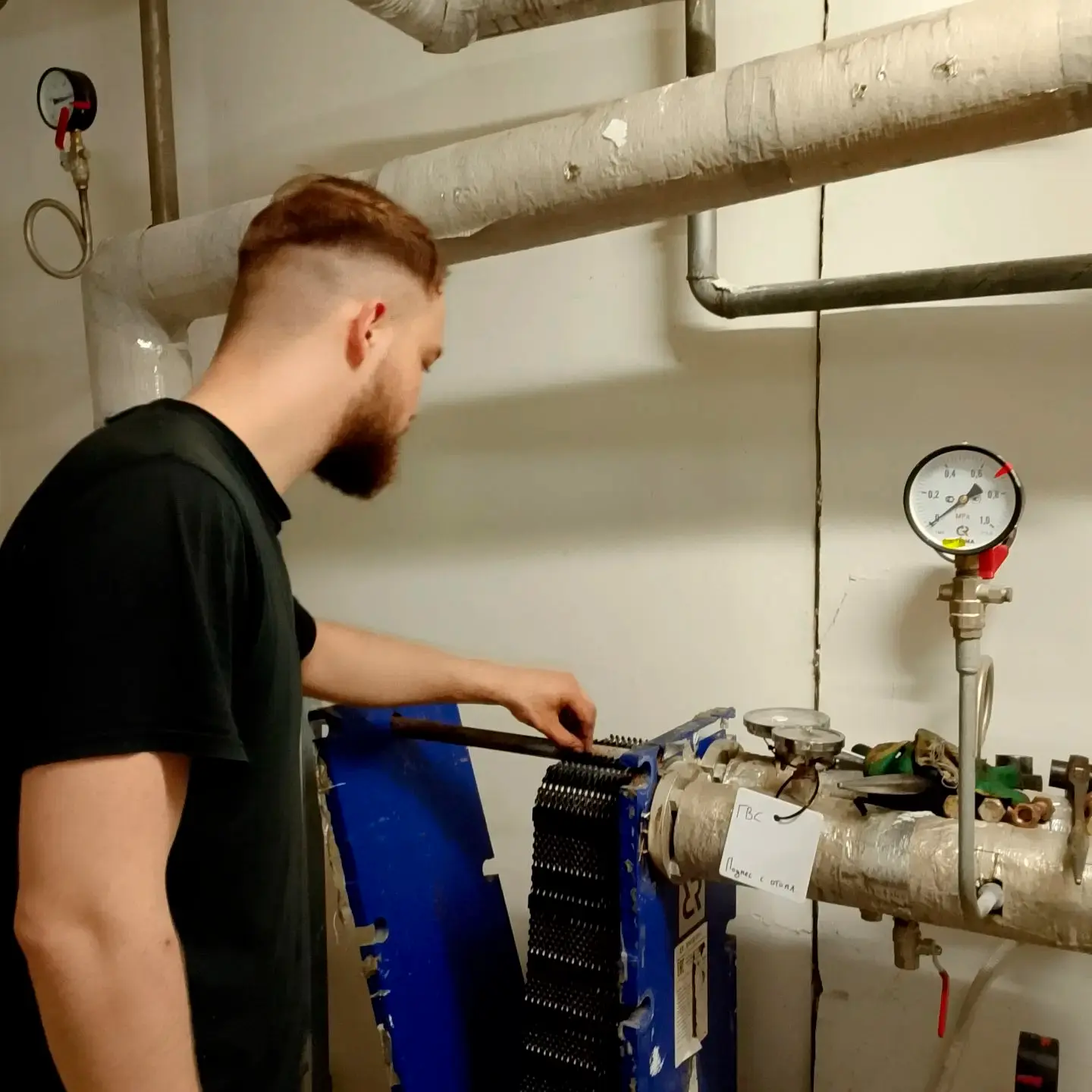 Проводим промывку теплообменника на Менделеева, д. 13 🔧