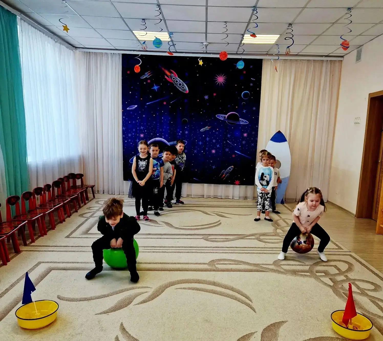 Сегодня воспитанники детского сада "Колосок" приняли участие в ярком космическом дефиле, представив 