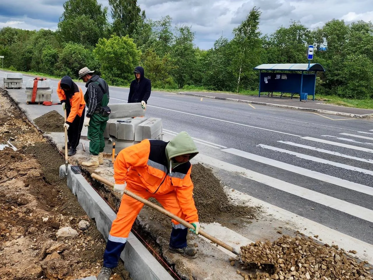 Больше 100 новых тротуаров по нацпроекту #ИДЖ появятся в этом году на региональных дорогах Подмосков