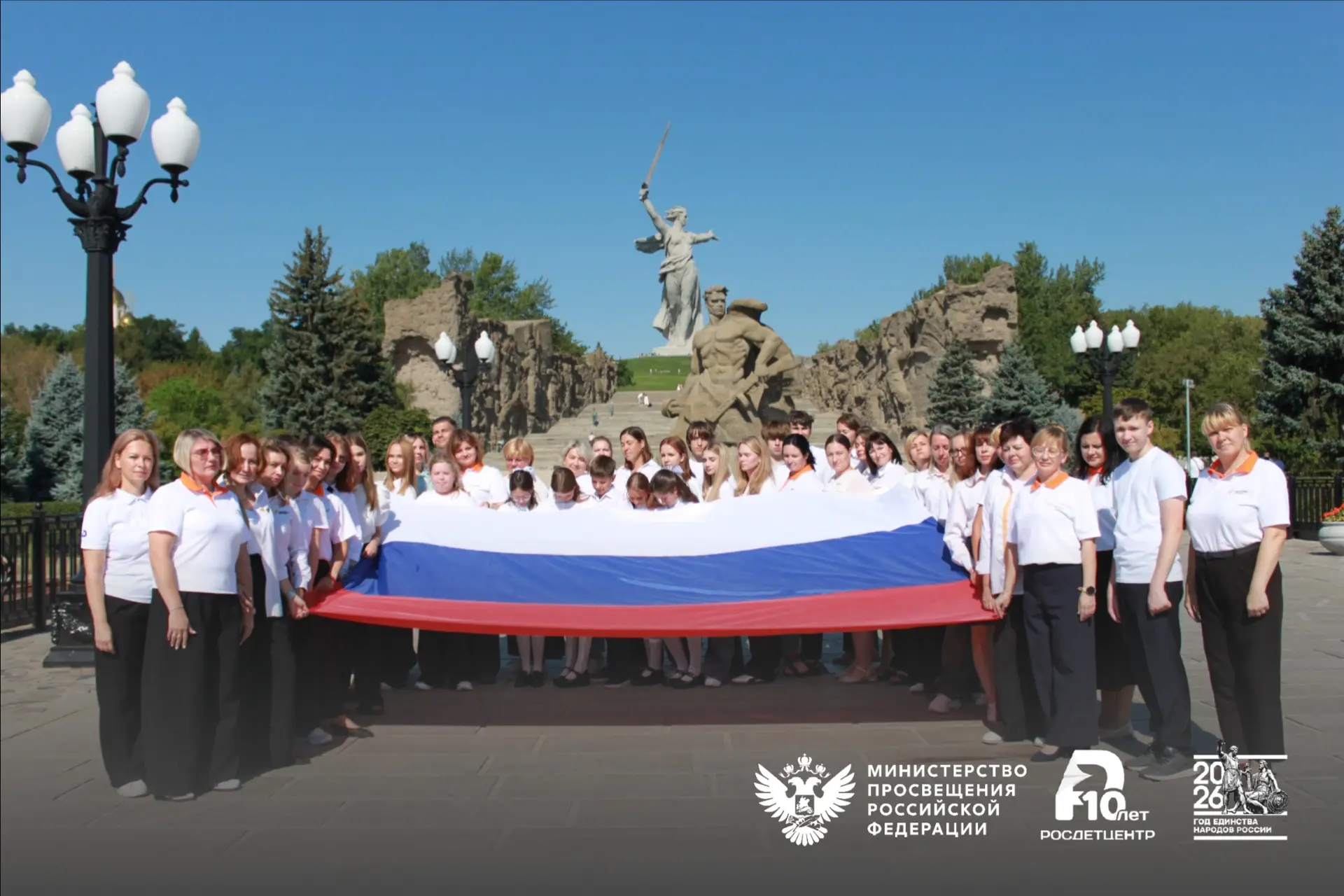 Сегодня участники инициированной Навигаторами детства акции «Три цвета в сердце» раскра...