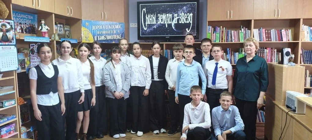 О ДНЕ КОСМОНАВТИКИ   ✏️9 апреля 6 "А" класс посетил районную библиотеку.    🔹️Ребят пригласили на ин