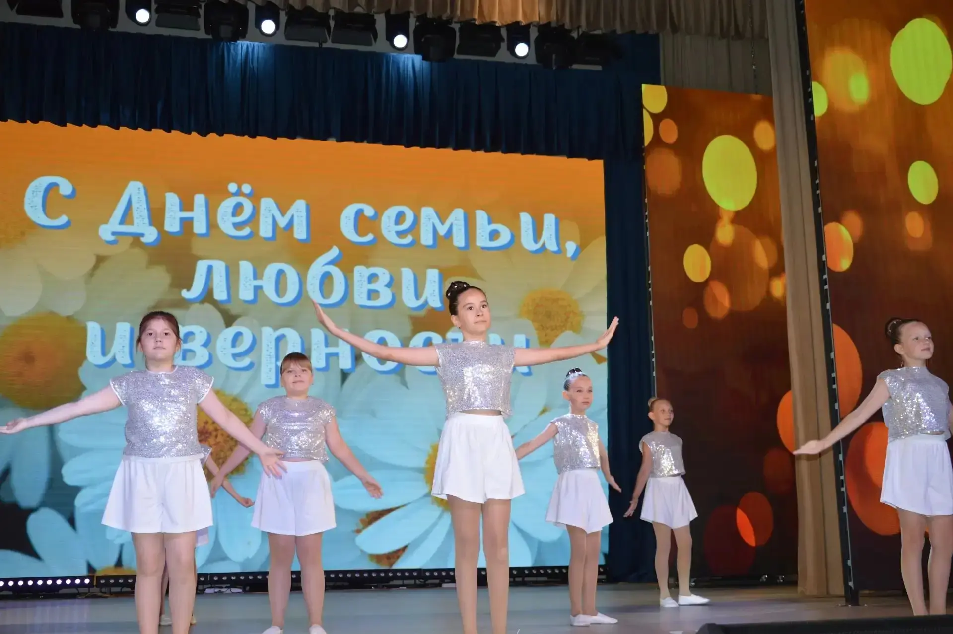 Часть 2.
✨🎤Творческая часть вечера объединила вокальные и танцевальные коллективы. Звучали песни о 