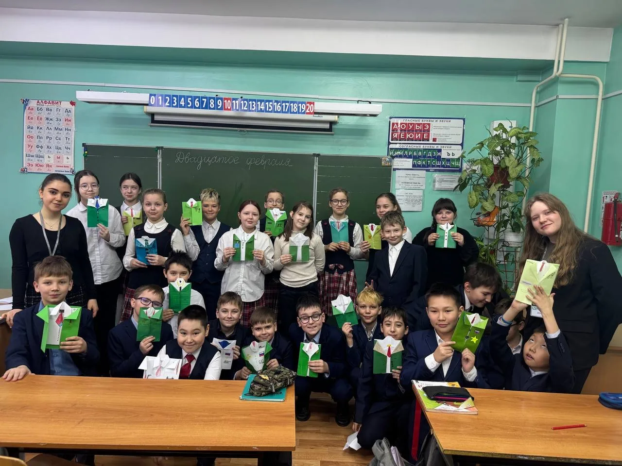 🎉 С духом патриотизма и гордостью за наших защитников наставники-старшеклассники провели серию масте