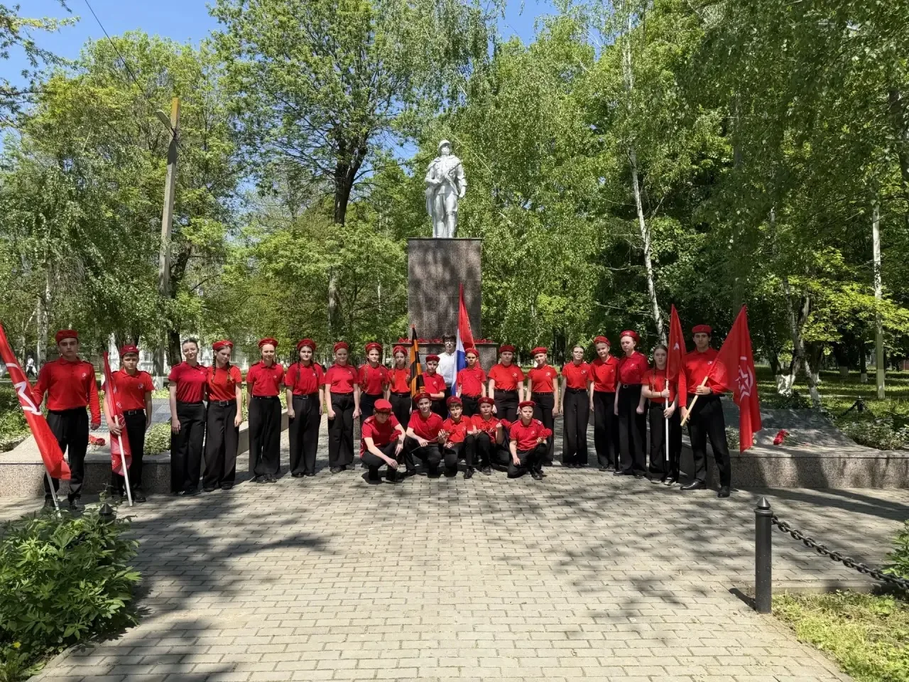 В нашей школе прошёл смотр строя и песни, приуроченный к 81-й годовщине Великой Победы 🇷🇺  В преддве