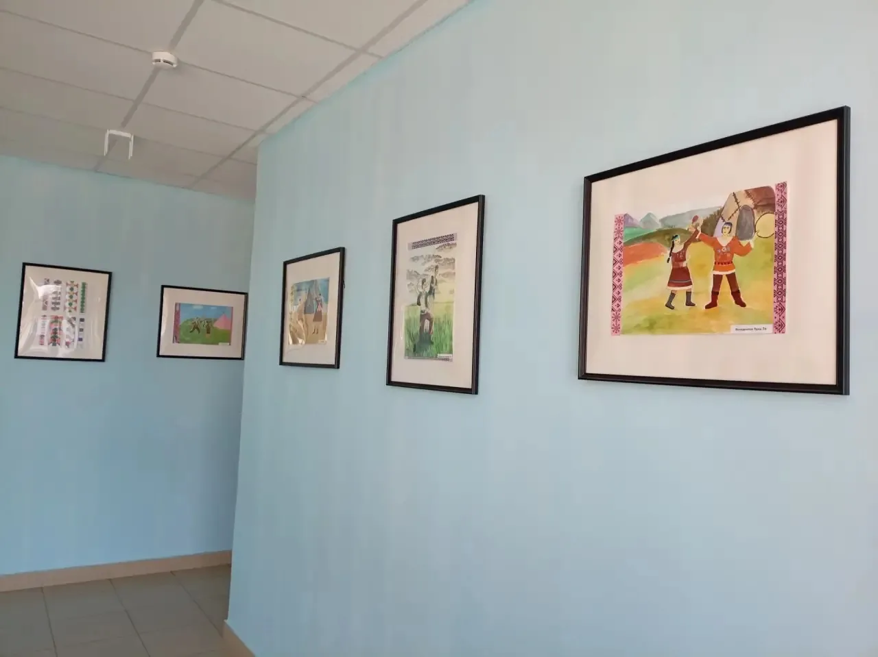 В школьной галерее Гимназии открылась выставка рисунков семиклассников «Танцы народов Р...