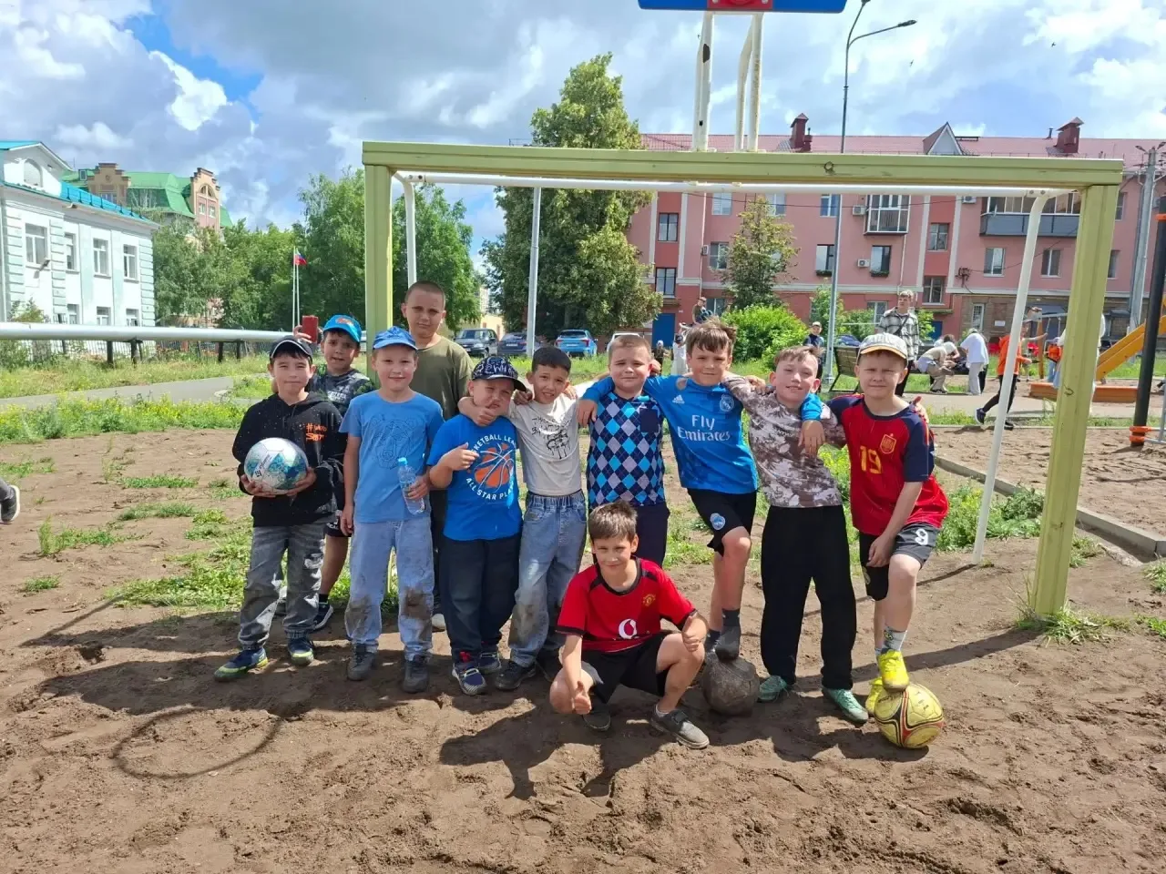 Сегодняшний день в нашем пришкольном лагере выдался насыщенным, весёлым и полным спорти...