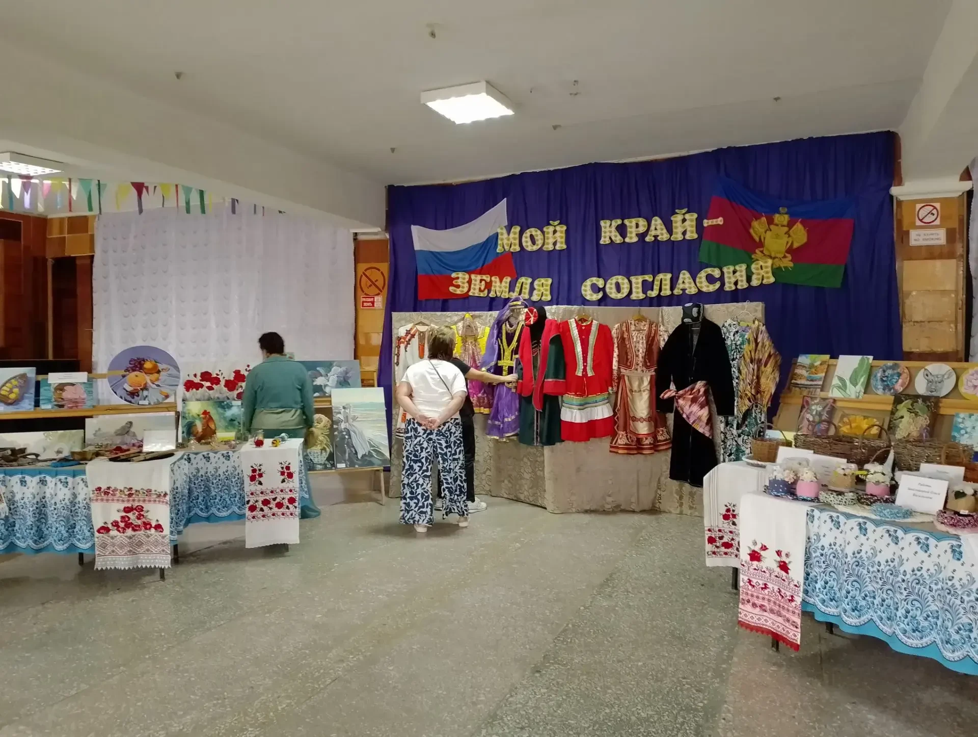 В фойе, гостей праздника, встречала красочно оформленная выставка мастеров народных уме...