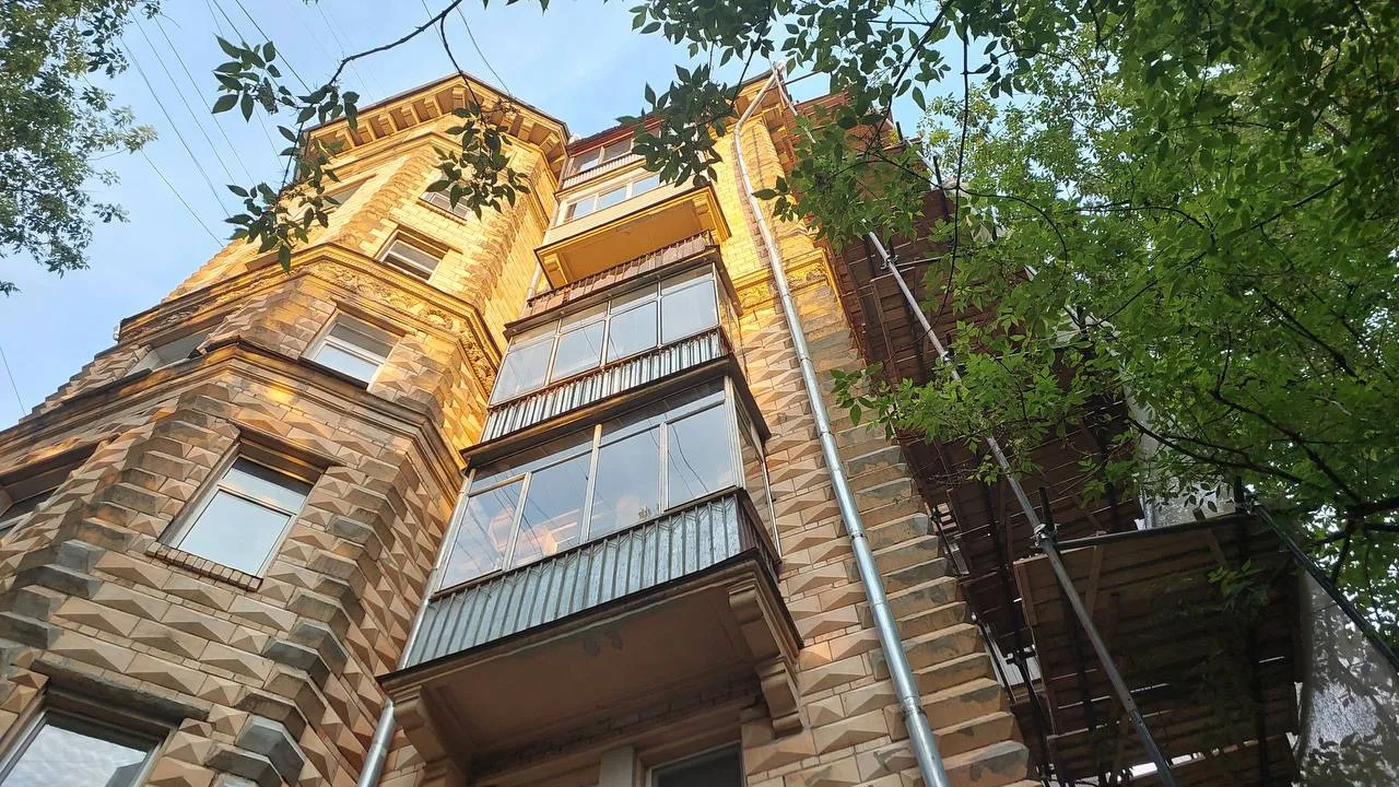 Москва интересна тем, что здесь рядом можно увидеть здания самых разных эпох и архитектурных стилей.