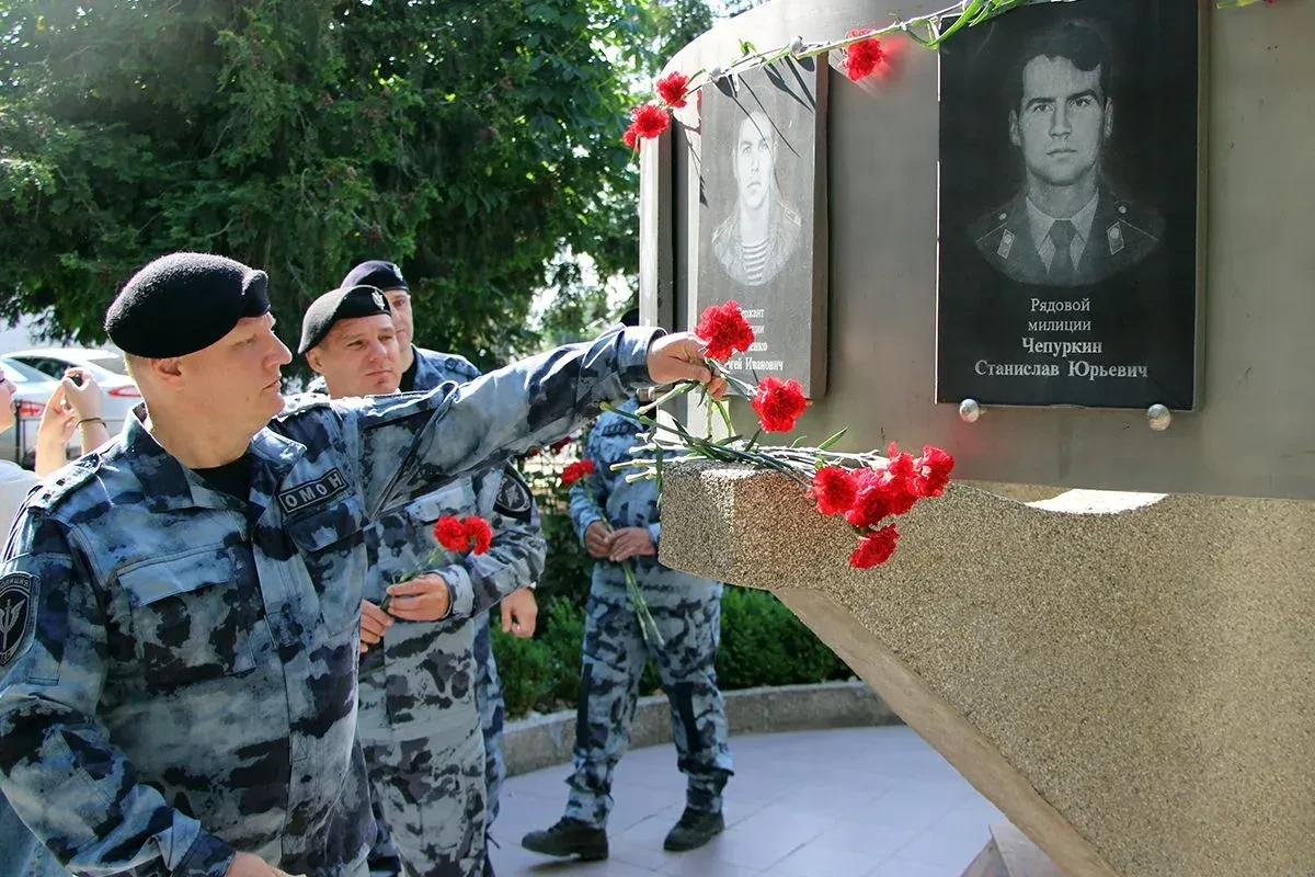 В Будённовске почтили память жертв теракта 1995 года

Цветы к мемориалу погибшим милиционерам этим в