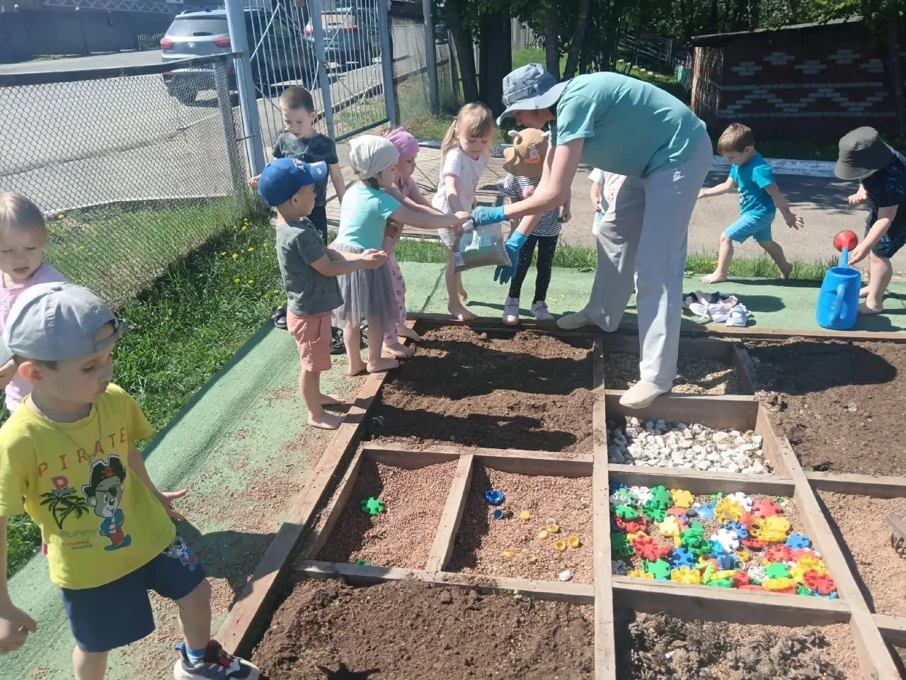 Новости от средней группы "Солнышко" 🌞🌱 Мы сажали газон вместе с детьми! 🌱