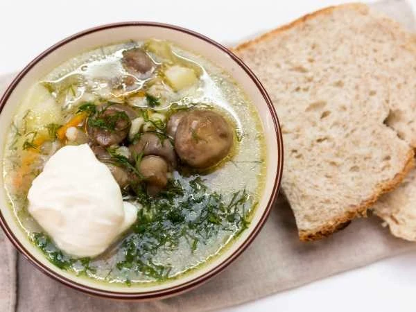 🥗 Суп с шампиньонами и перловкой.  Ингредиенты:  - Шампиньоны — 200 г - Крупа перловая — 30 г - Карт