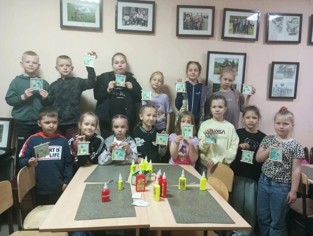 Ребята 1 и 2 отряда школьного лагеря "Солнечная республика " сегодня стали участниками ...
