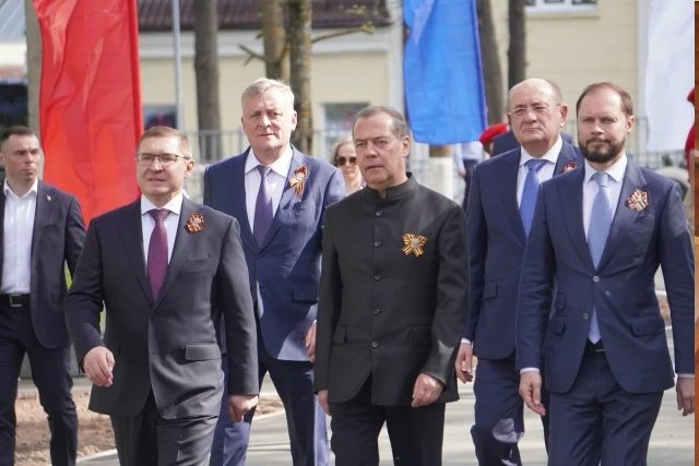 Председатель ЕР Дмитрий Медведев посетил Торжок, где на аллее Славы сегодня зажегся неу...