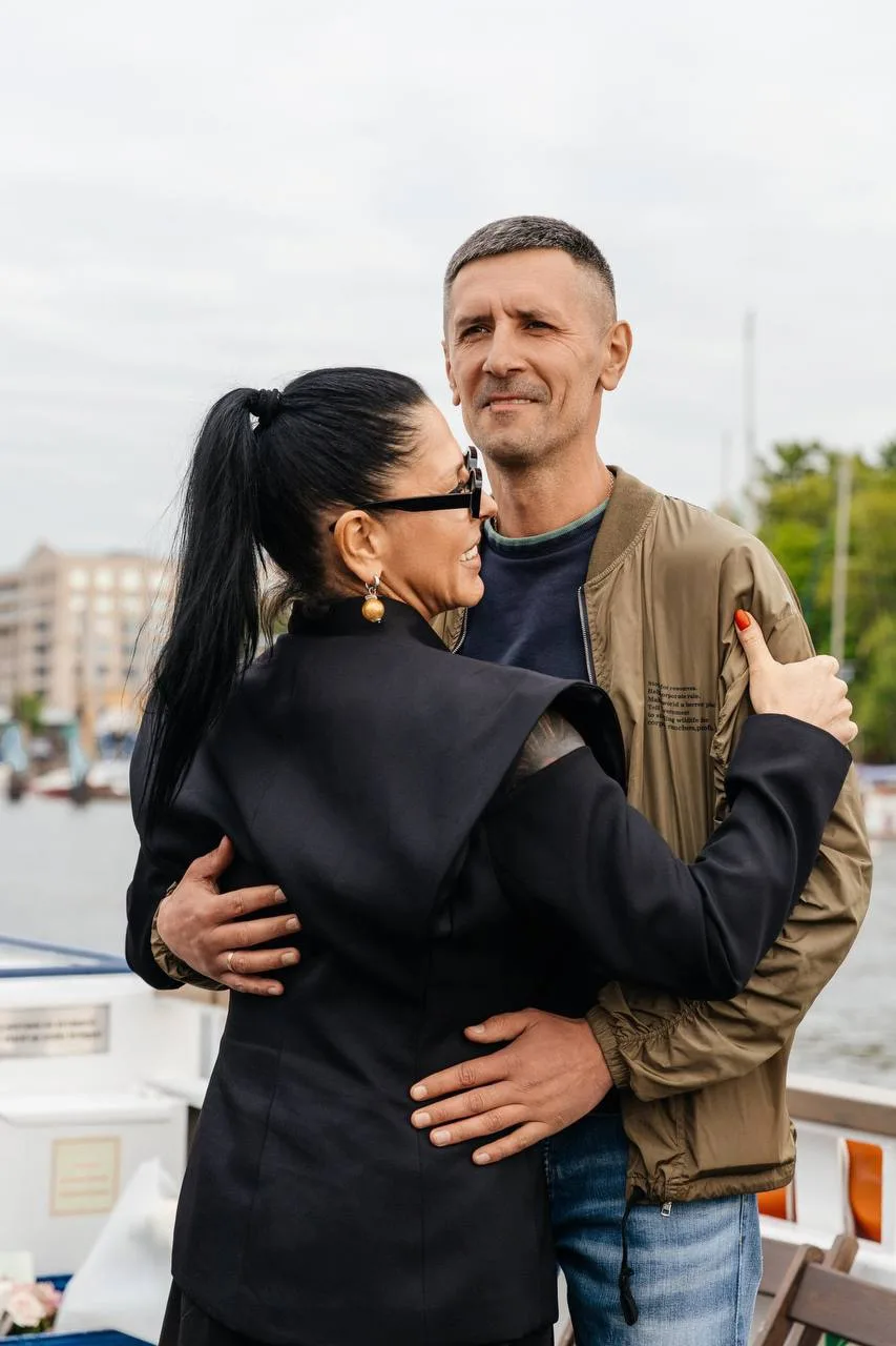 «Между влюблённостью и