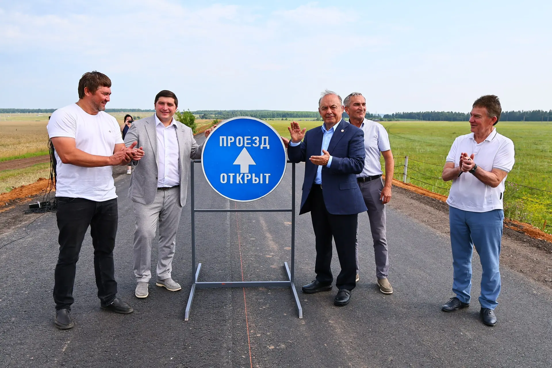 Открыли движение по обновлённой дороге, которая соединяет деревню Майская Горка с трассой Новошешмин