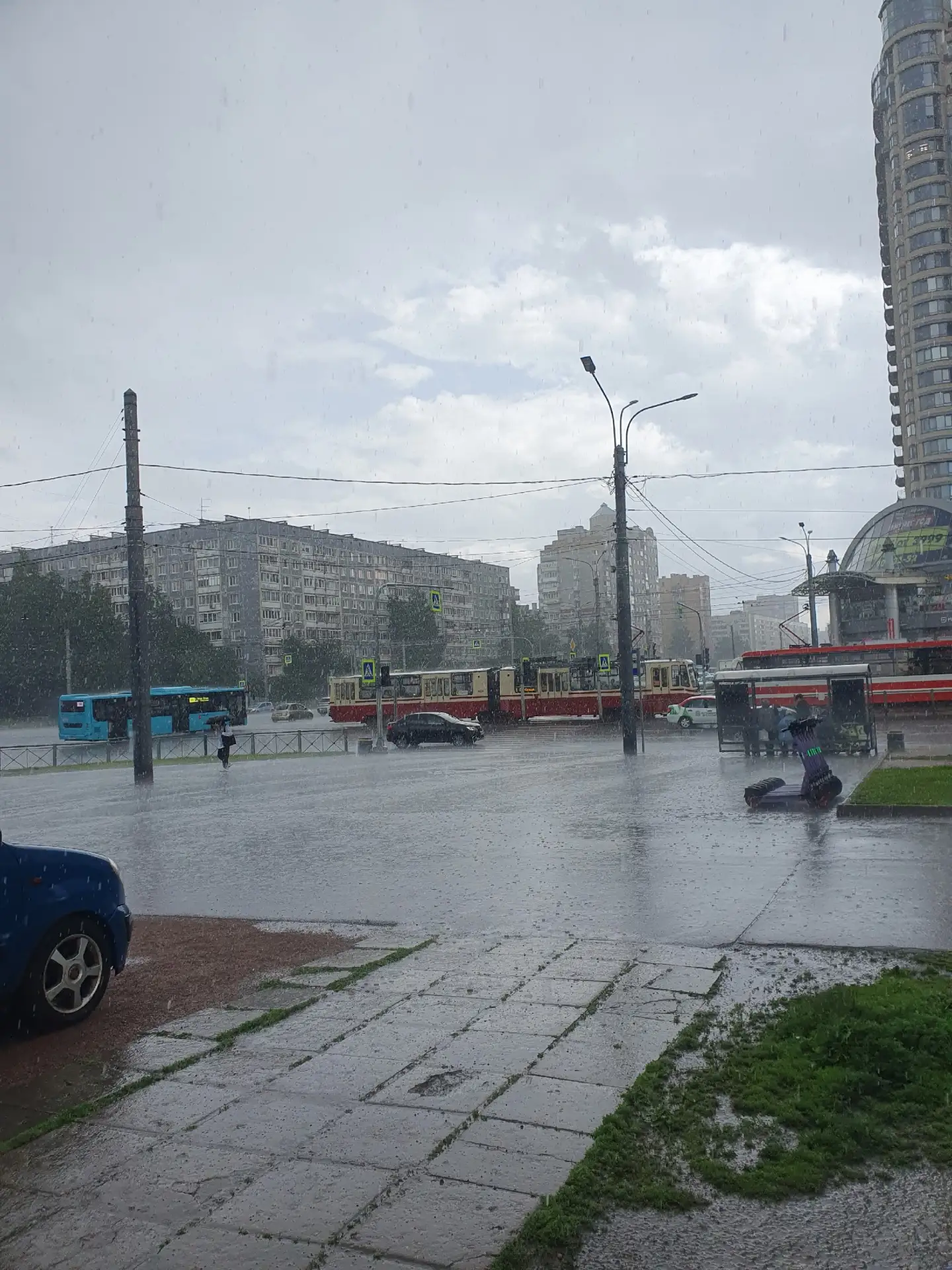 Главный синоптик Петербурга Александр Колесов подвел температурные итоги первой половины месяца и ра