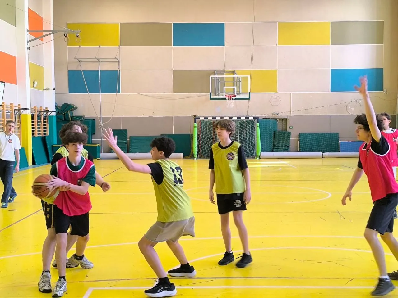 🏀 Сегодня в школьном спортзале прошла очередная встреча турнира по баскетболу на «Кубок директора». 