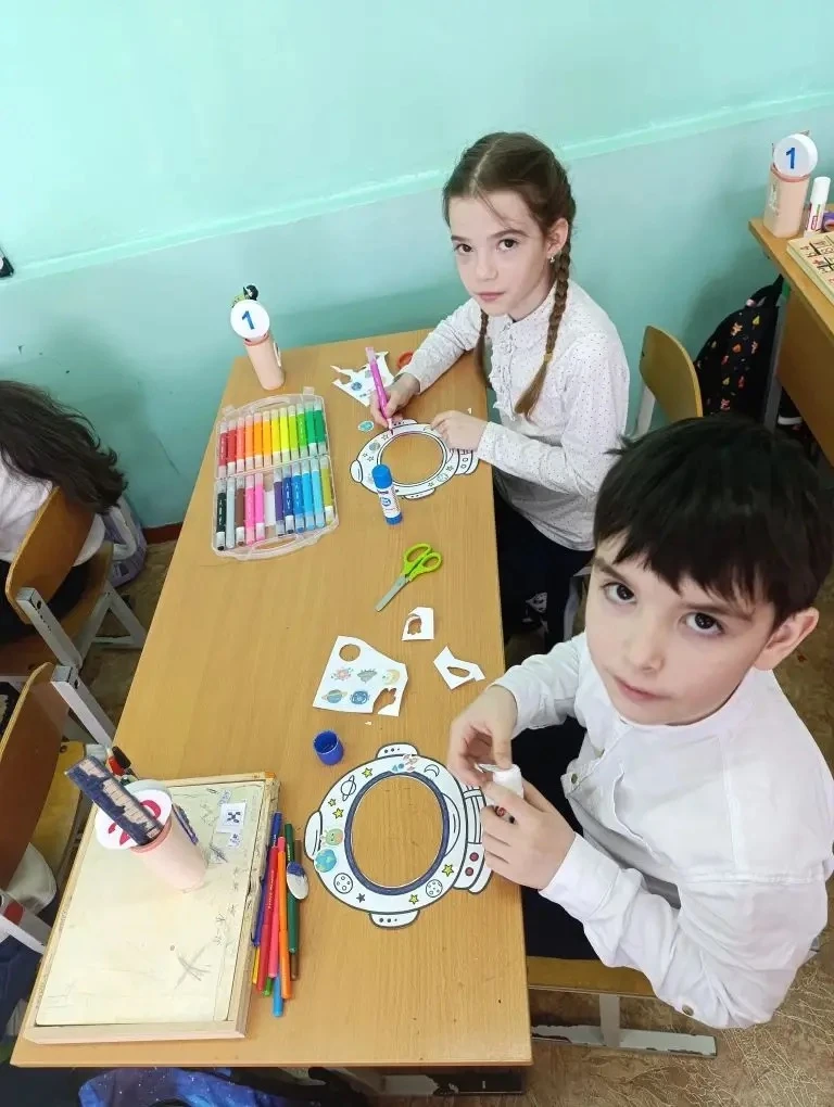 🇷🇺 Традиционно учебная неделя началась с торжественной линейки, поднятия флага и исполнения гимна Ро