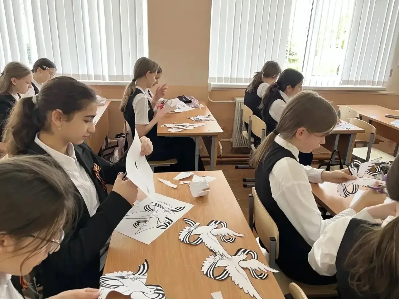🎗 Активисты нашей школы присоединились к Всероссийской акции «Окна Победы»!  В преддверии Дня Победы
