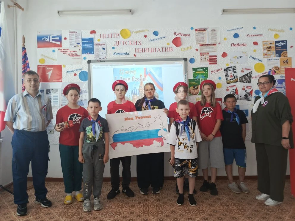 📝Девиз дня: "Моя Россия",🇷🇺
С самого утра ребята провели акцию для жителей села "Я горжусь Россие
