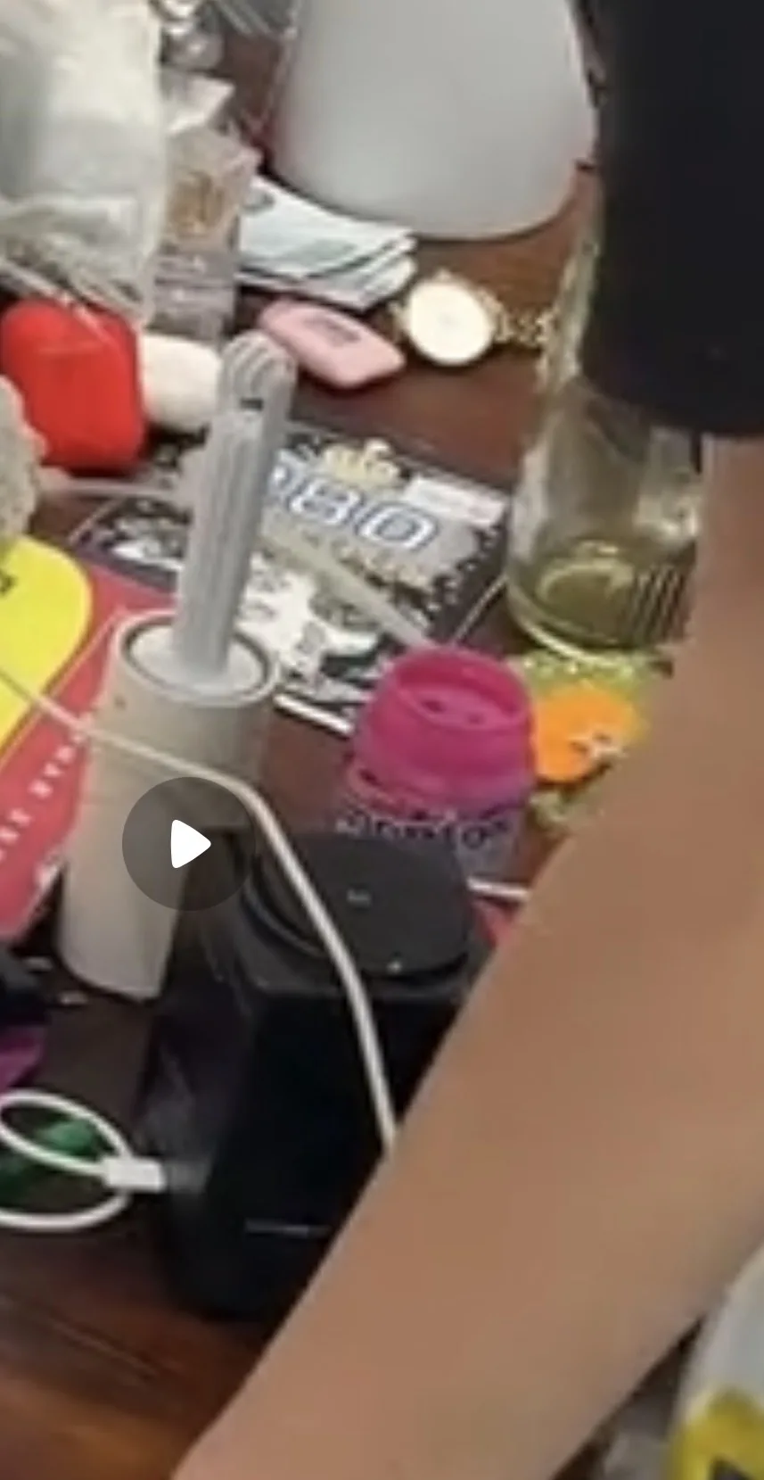 Это те самые часы у Олеси на столе, которые Калоша типа выкинула?