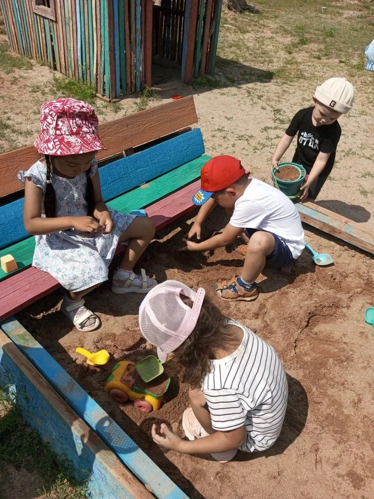 Лето - пора игр в песочнице. Это только на первый взгляд они кажутся простыми и незатейливыми, а на 