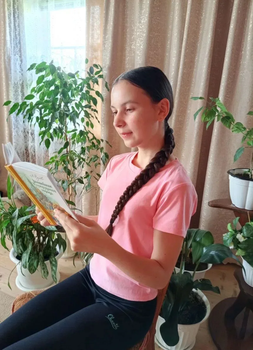 Летние каникулы — замечательная пора, когда дети находят время и для тихого общения с книгой. Чтение