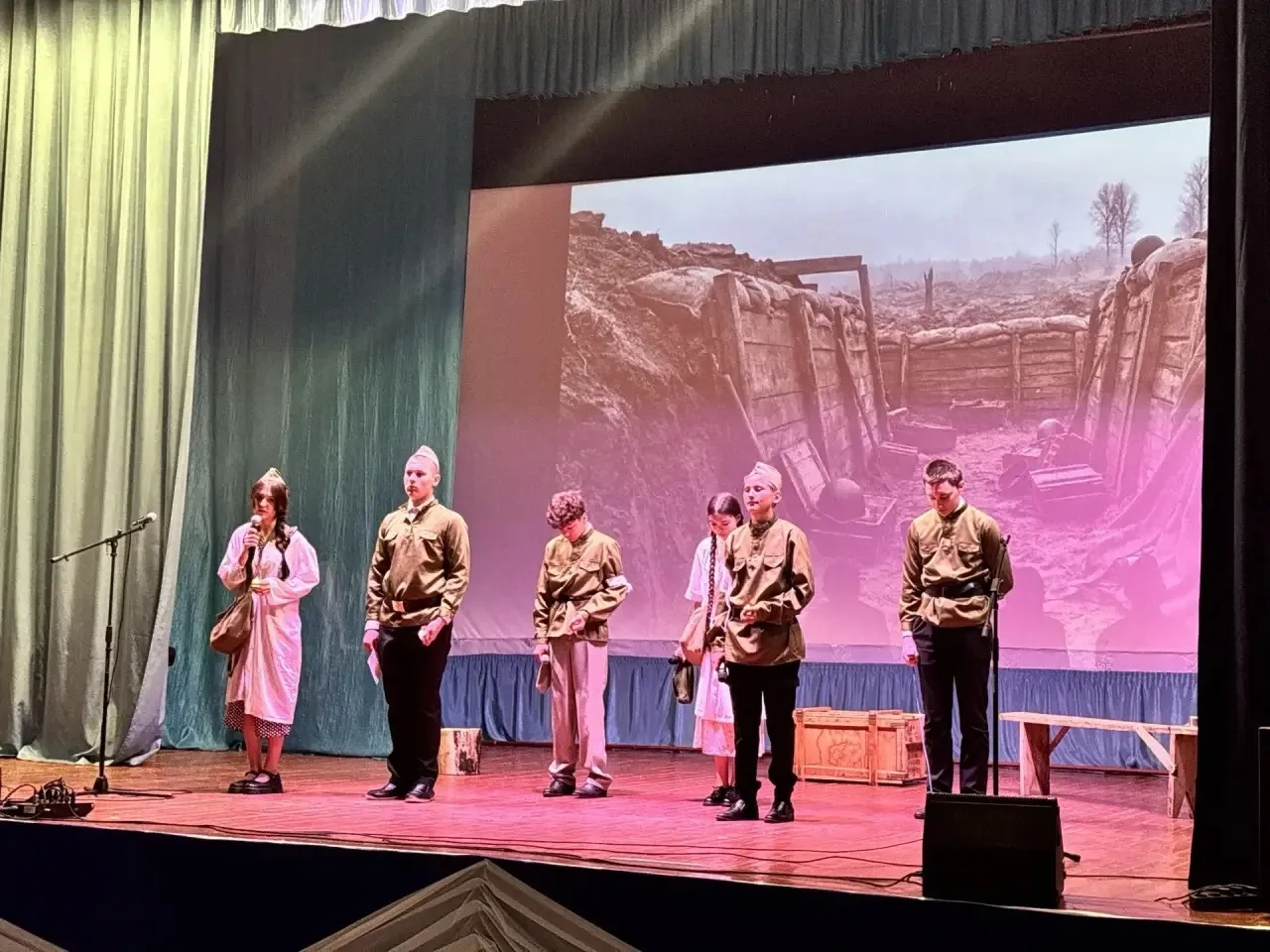 В Доме культуры нашего поселка прошел торжественный концерт, посвященный 9 Мая. Это был...