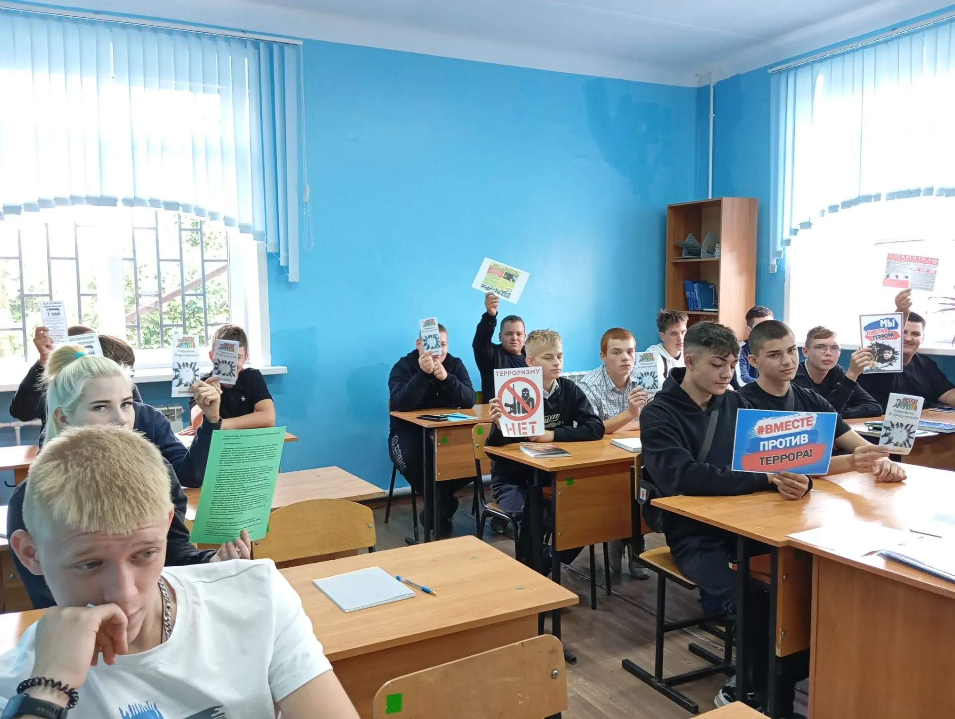 Библиотекари отдела обслуживания провели информационный час «Терроризм - это зло против...