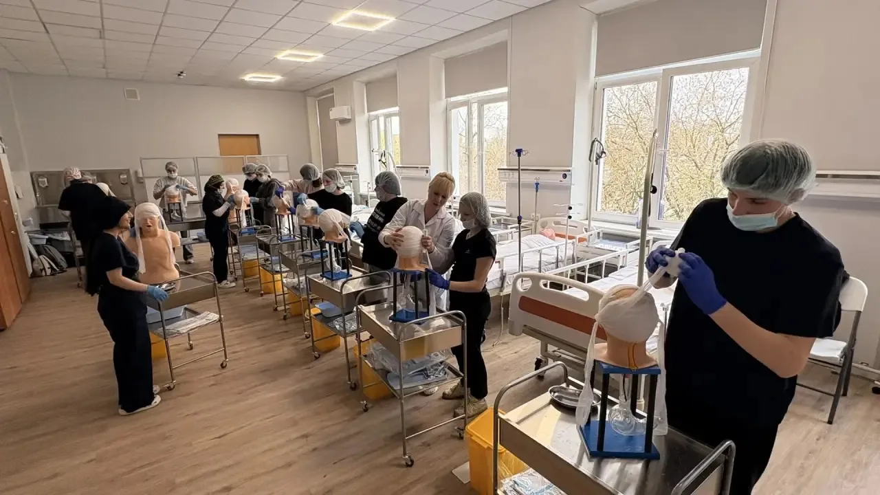 🥼 Первый шаг в профессию!  Наши девятиклассники продолжают исследовать мир профессий. На этот раз то