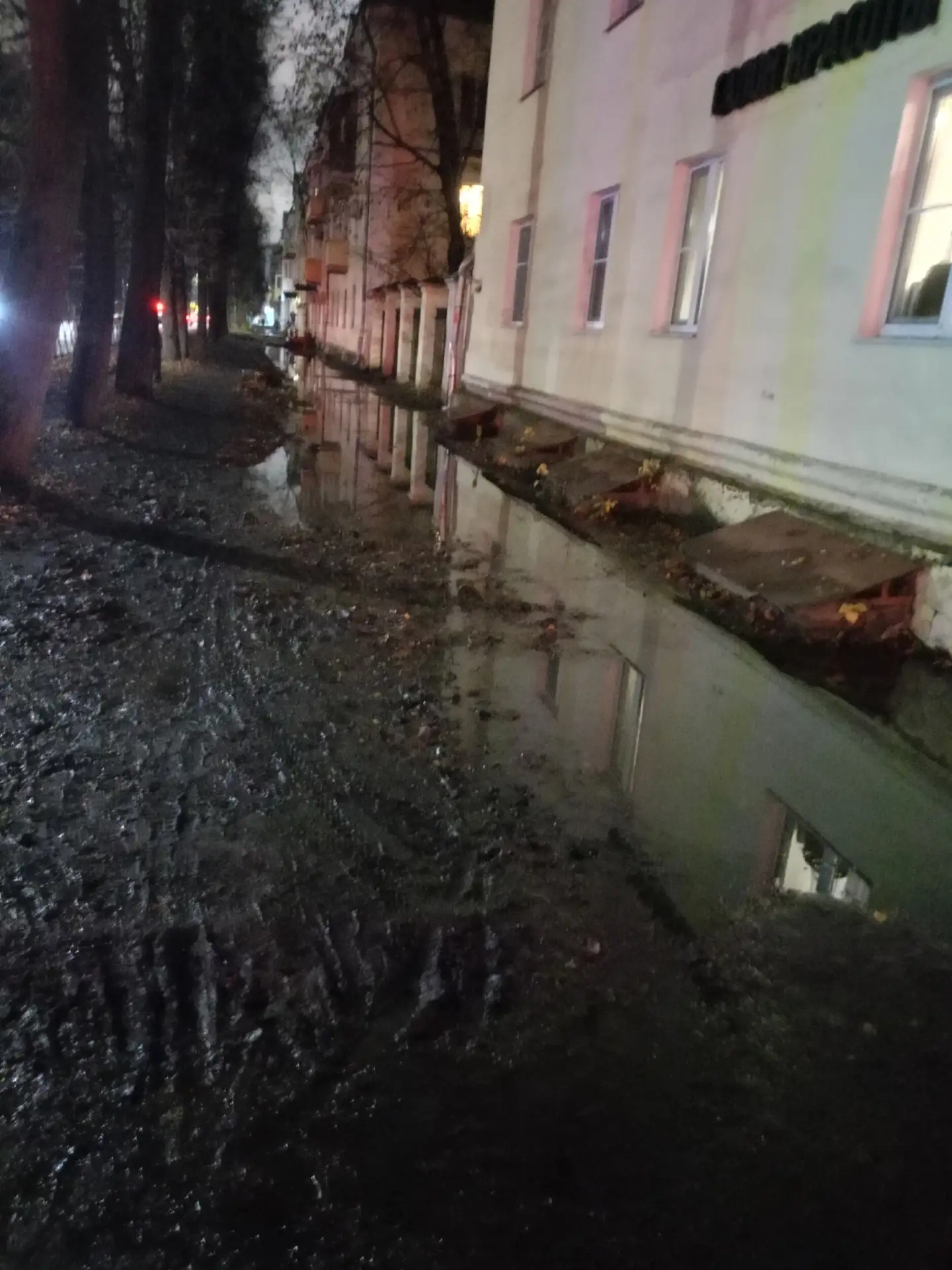Детишки "развлекаются". В наше время такого не было. А кто убирать будет? Специально по глине ходят 