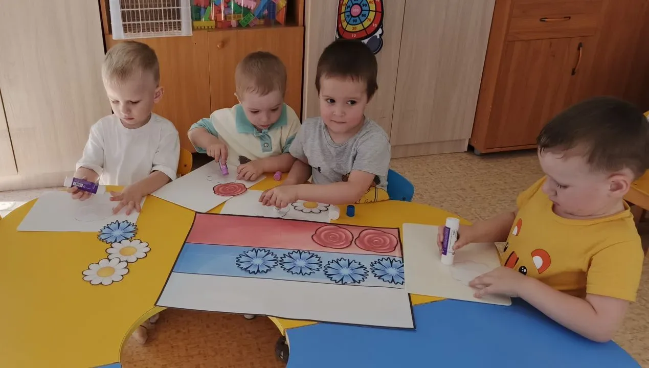 В ходе творческой деятельности воспитанники первой младшей группы 1 "Ягодки" создали ко...