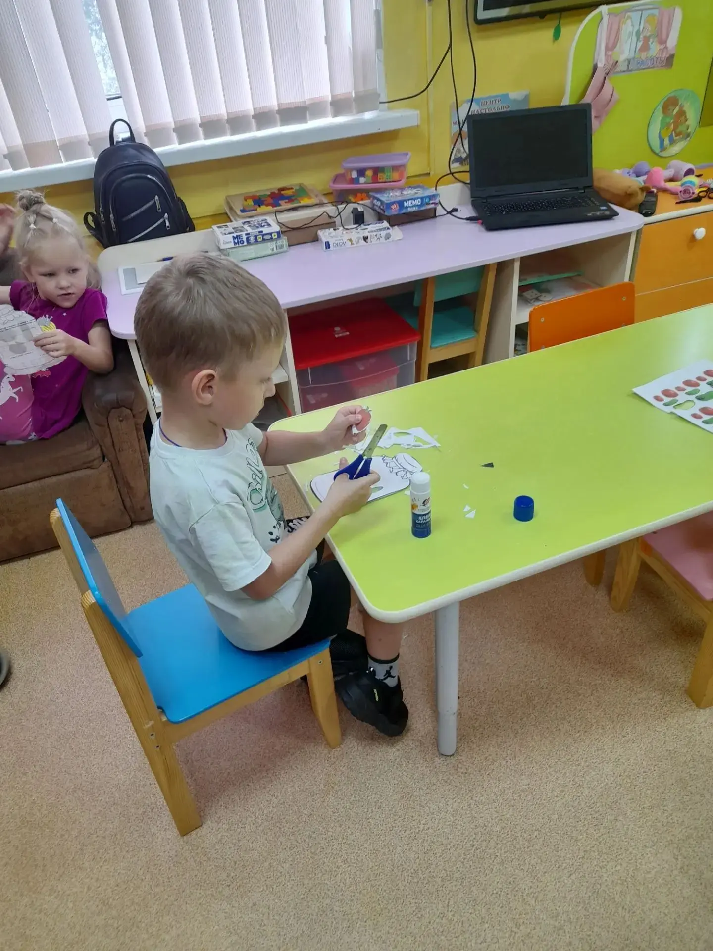 🪟 В старшей и средней группах прошёл увлекательный тематический день, посвящённый стеклу. Ребята с 