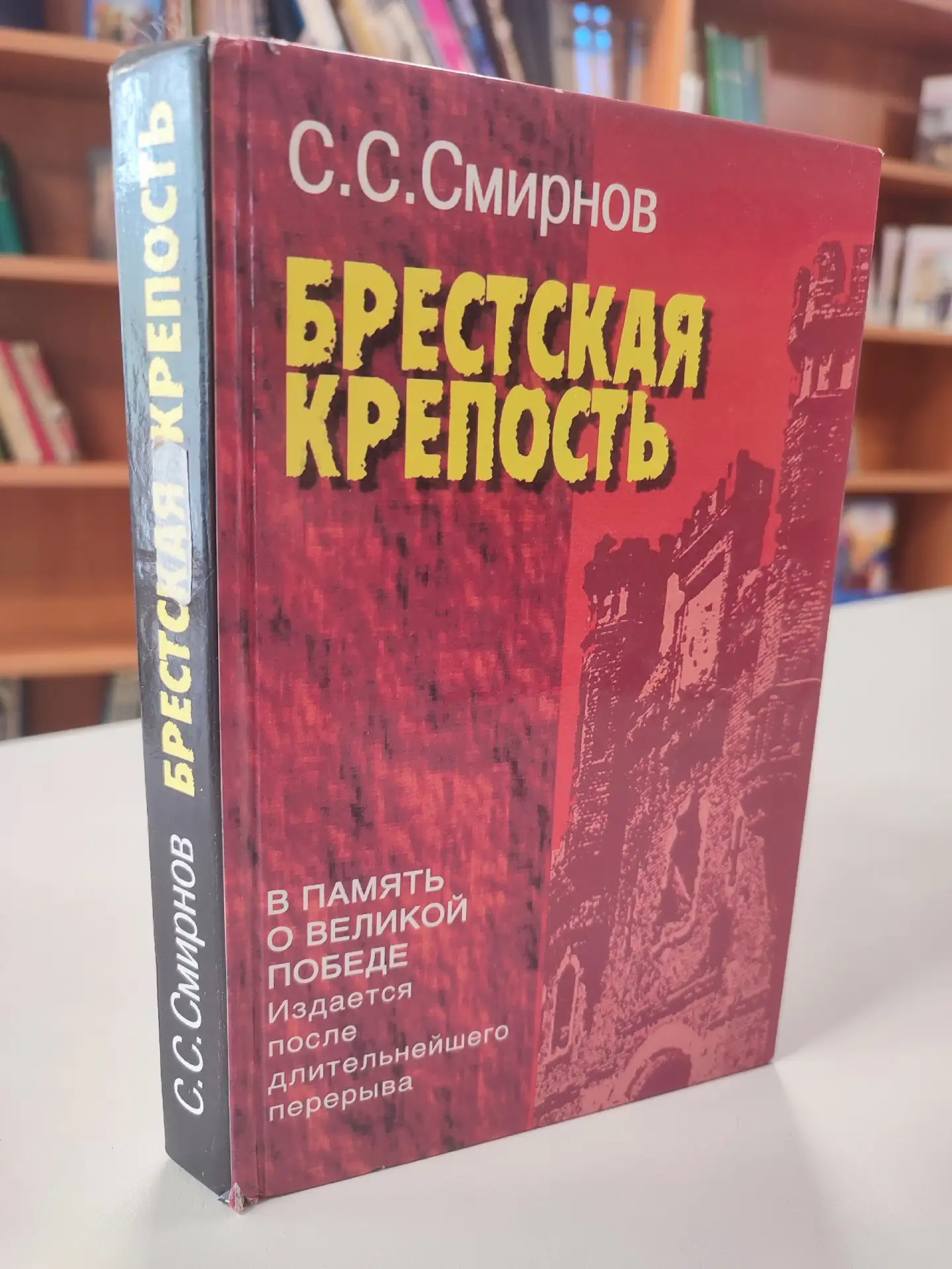 Тот самый длинный день в году
С его безоблачной погодой
Нам выдал общую беду
На всех, на все четыре 