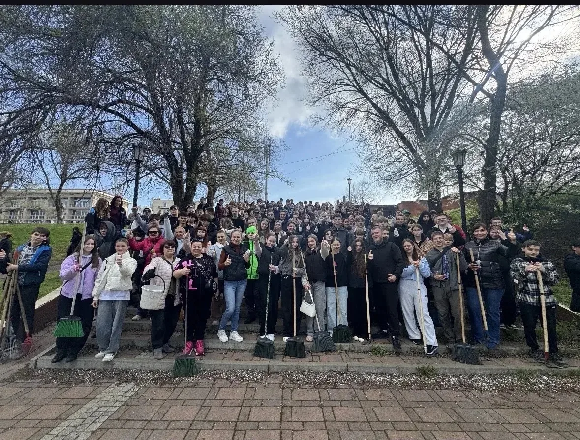 Вместе делаем город чище! 🧹  Сегодня обучающиеся, педагоги и родители нашей школы дружно вышли на го