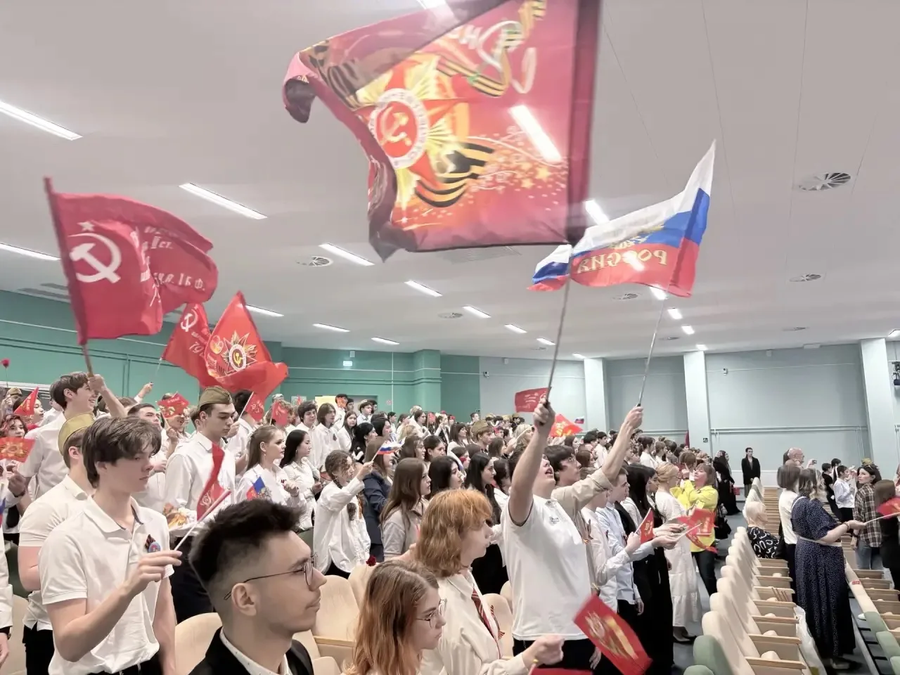 Сегодня в нашей школе состоялся праздничный концерт, посвященный 9 мая — Дню Великой Победы🎖️🕊️  В а