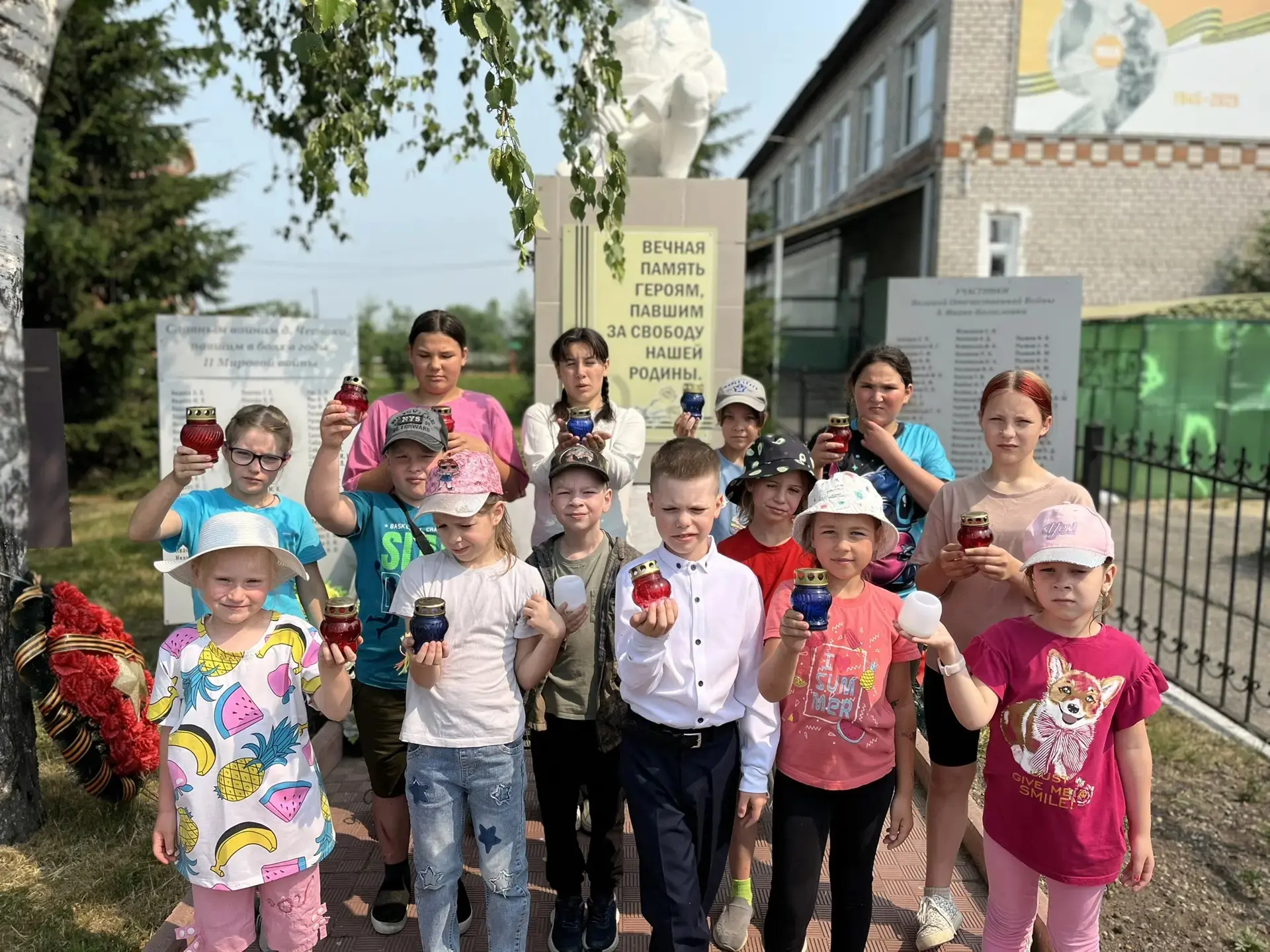 22 июня День памяти и скорби 
 
Сегодня ребята нашего лагеря приняли участие акции «Свеча Памяти». В