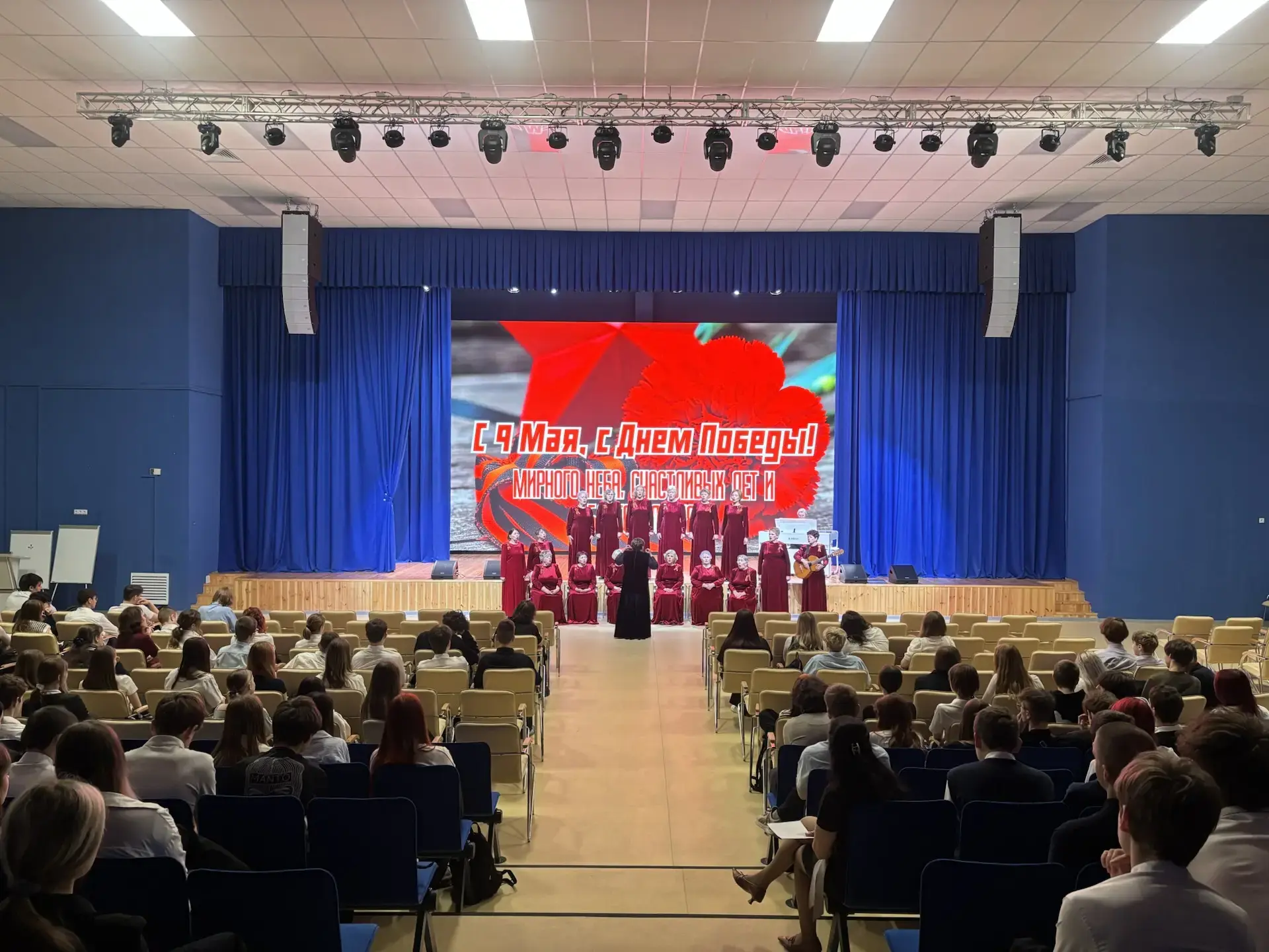 🎖️ Народный хор ветеранов: "Живое эхо войны"  В нашей школе в рамках акции «Колокол памяти» состояла