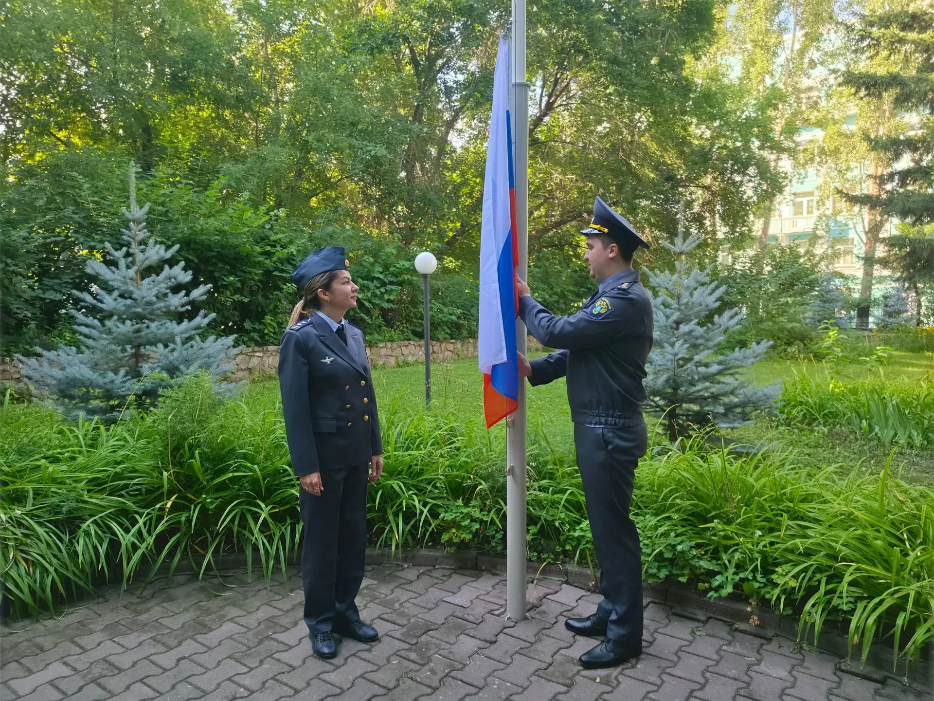 В Новосибирске у здания Госжелдорнадзора торжественно подняли государственный флаг в че...