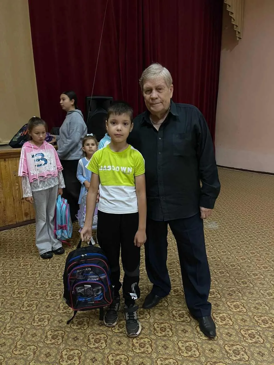 🎒 Будущие первоклассники микрорайона получили новые портфели от ТОС №1