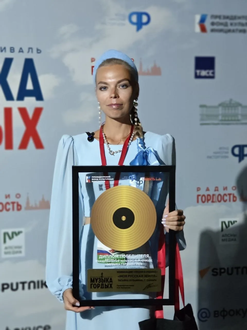 Певица из Новокуйбышевска завоевала награду на патриотическом фестивале "Музыка гордых"