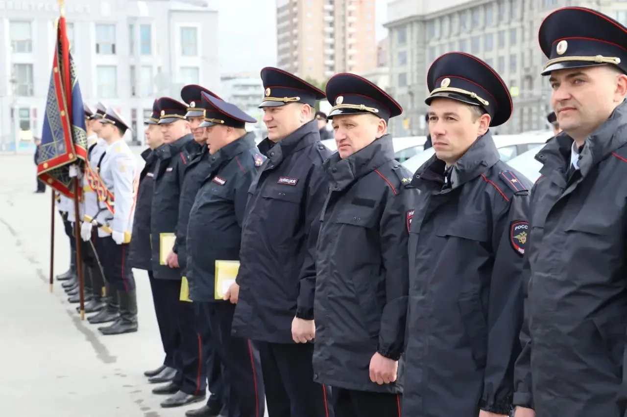 В Новосибирске состоялась торжественная церемония вручения ключей от новых служебных автомобилей под