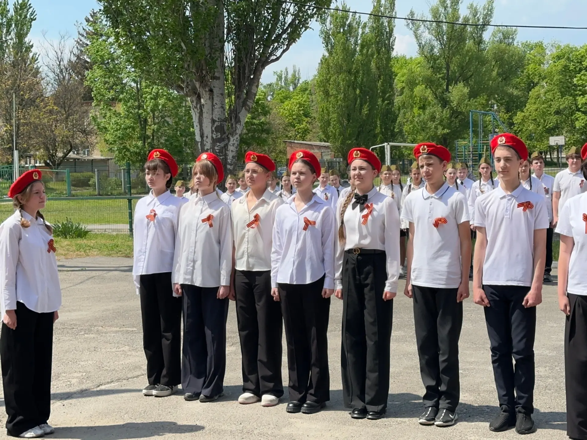 🪖 Смотр строя и песни — в честь 81-й годовщины Великой Победы!  В нашей школе прошёл традиционный см