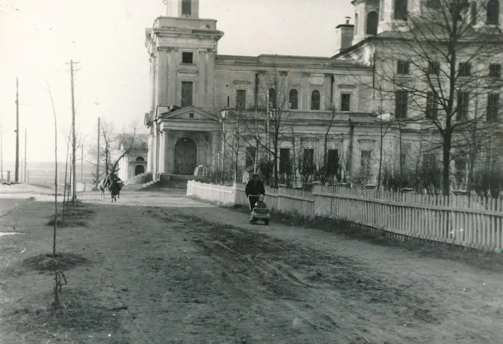 У Воскресенского собора на Зеленой площади, 1950-е годы.