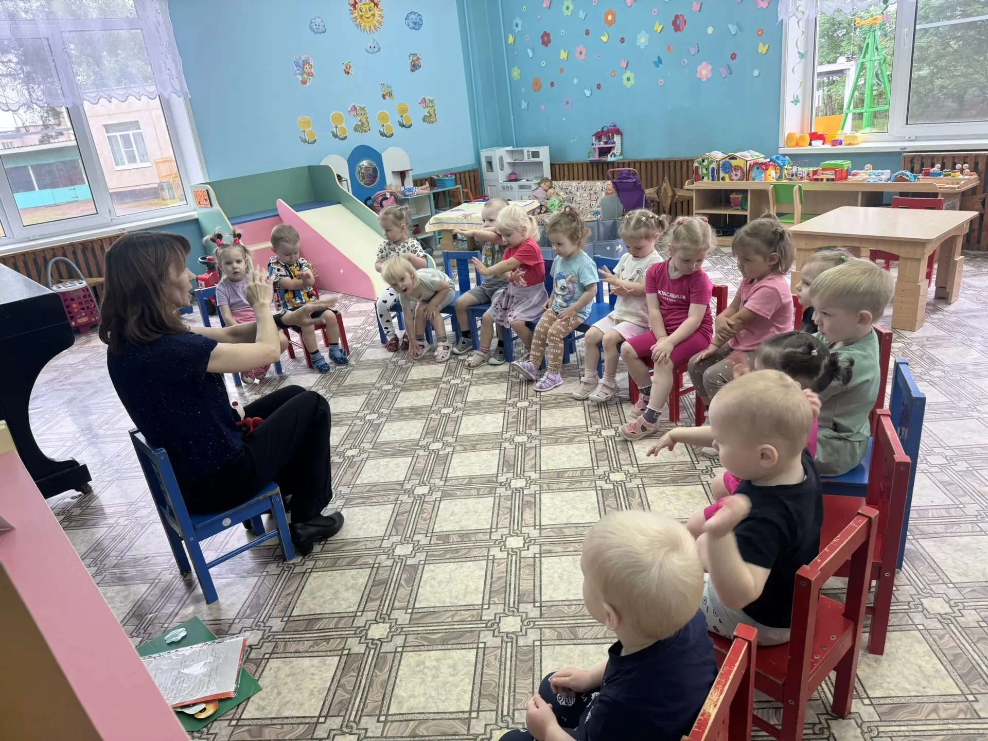 Сегодня к малышам группы «Ягодка» прилетела в гости божья коровка. Ребята  для божьей коровки спели 