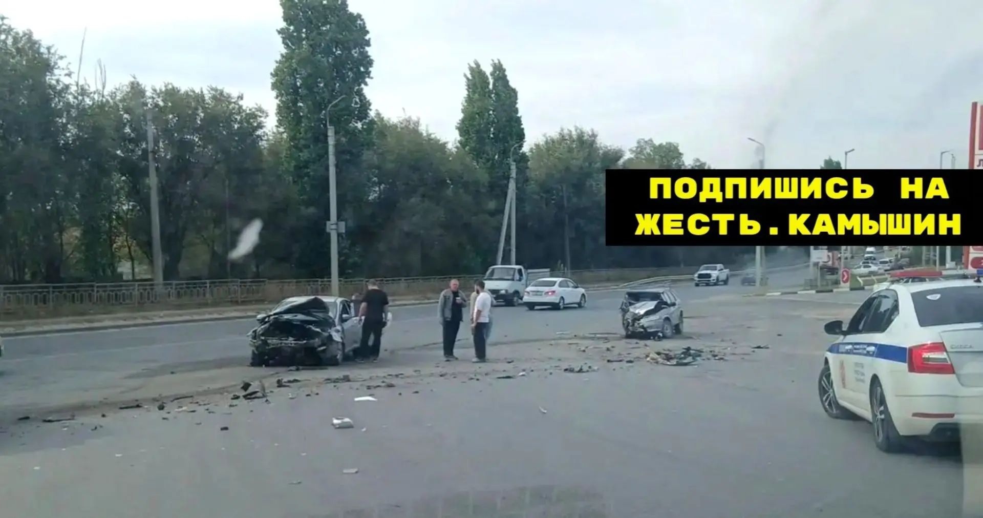 Жёсткое дтп на Рязано - Уральской у Лукойла. Говорят водителя увезли на скорой.