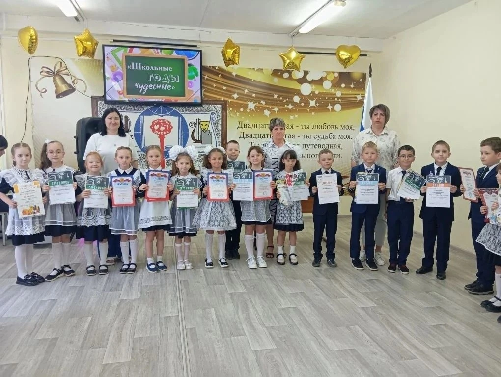 🎈📚 Прощай, первый класс!  Сегодня в 1 корпусе прошла торжественная линейка, посвящённая окончанию уч