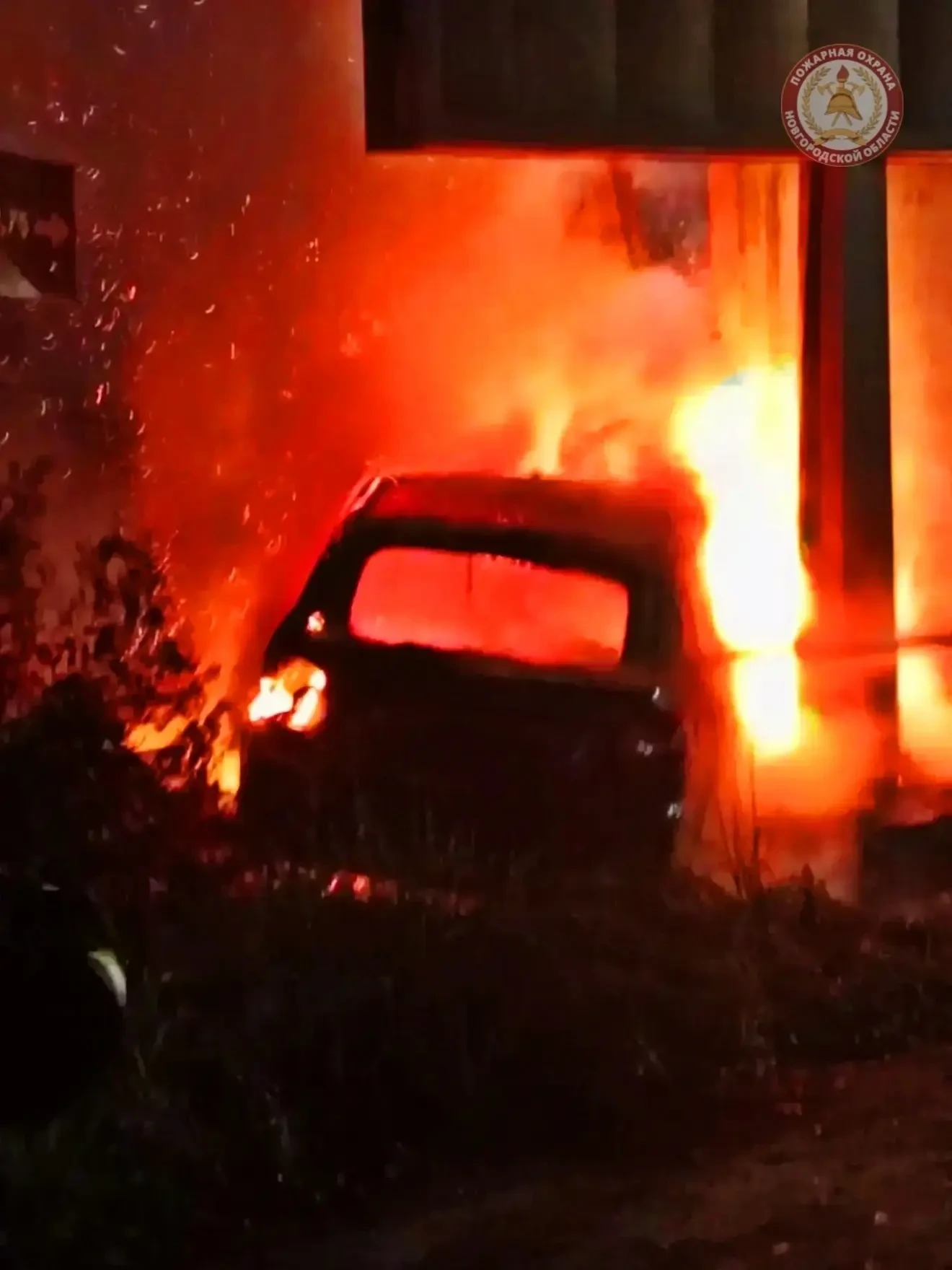 В Малой Вишере сгорел автомобиль после ДТП, двое пострадавших
