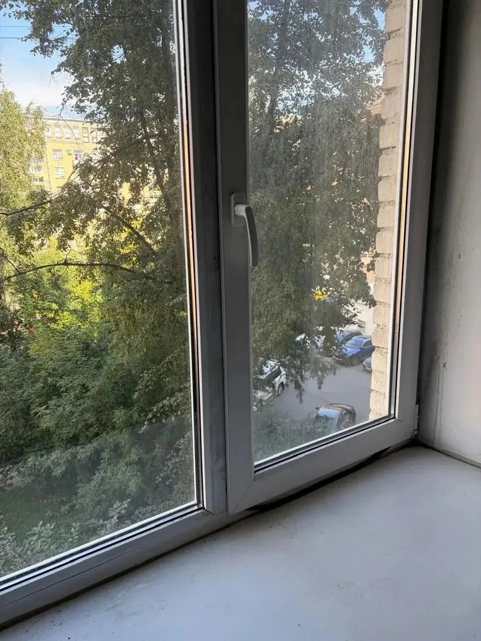 Улица Бабушкина дом 52 парадная 1 - окно отремонтировано✅