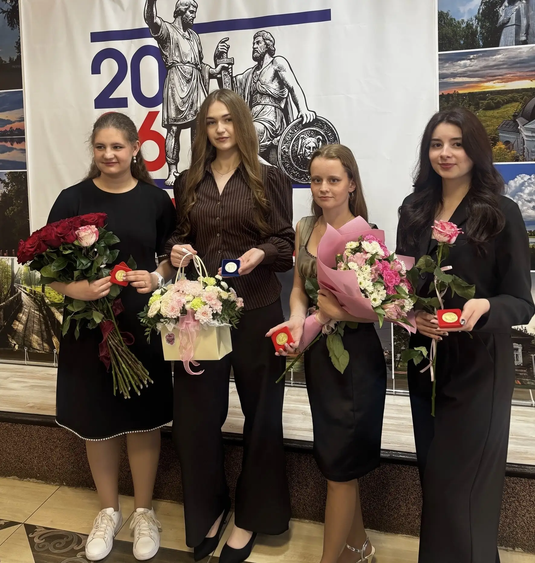 Торжественный момент, которым хочется поделиться ⭐️

В районном Доме культуры прошла церемония вруче